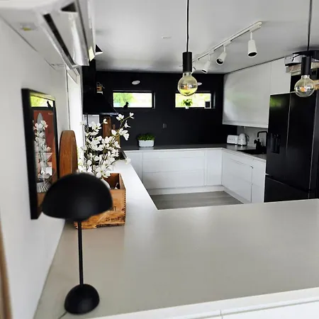 Sentrumsidyll Ved Fjord Og Fjell Vila