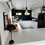 Sentrumsidyll Ved Fjord Og Fjell Villa