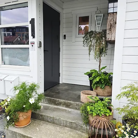 Sentrumsidyll Ved Fjord Og Fjell