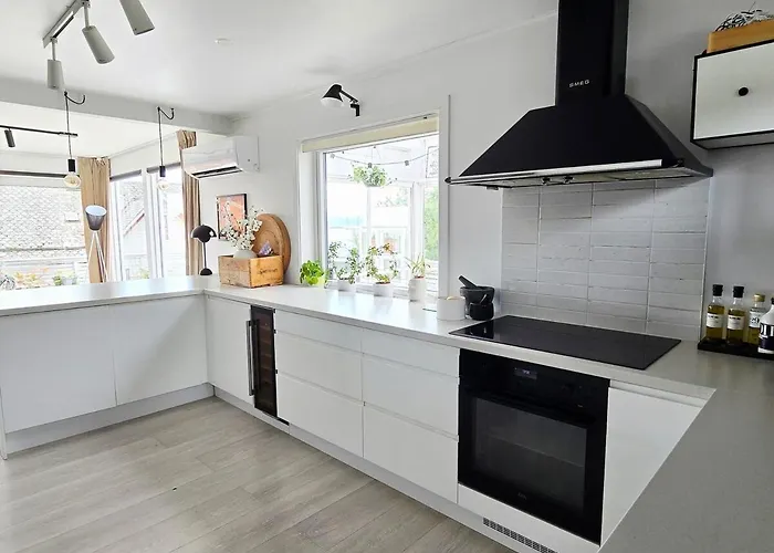 Sentrumsidyll Ved Fjord Og Fjell Villa