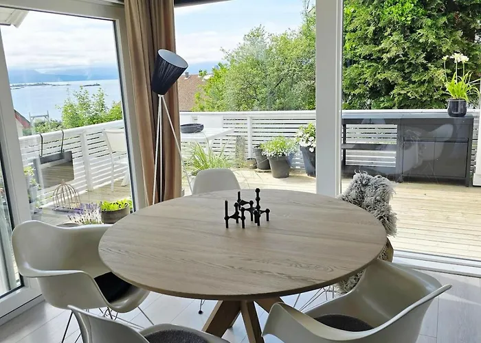 Sentrumsidyll Ved Fjord Og Fjell